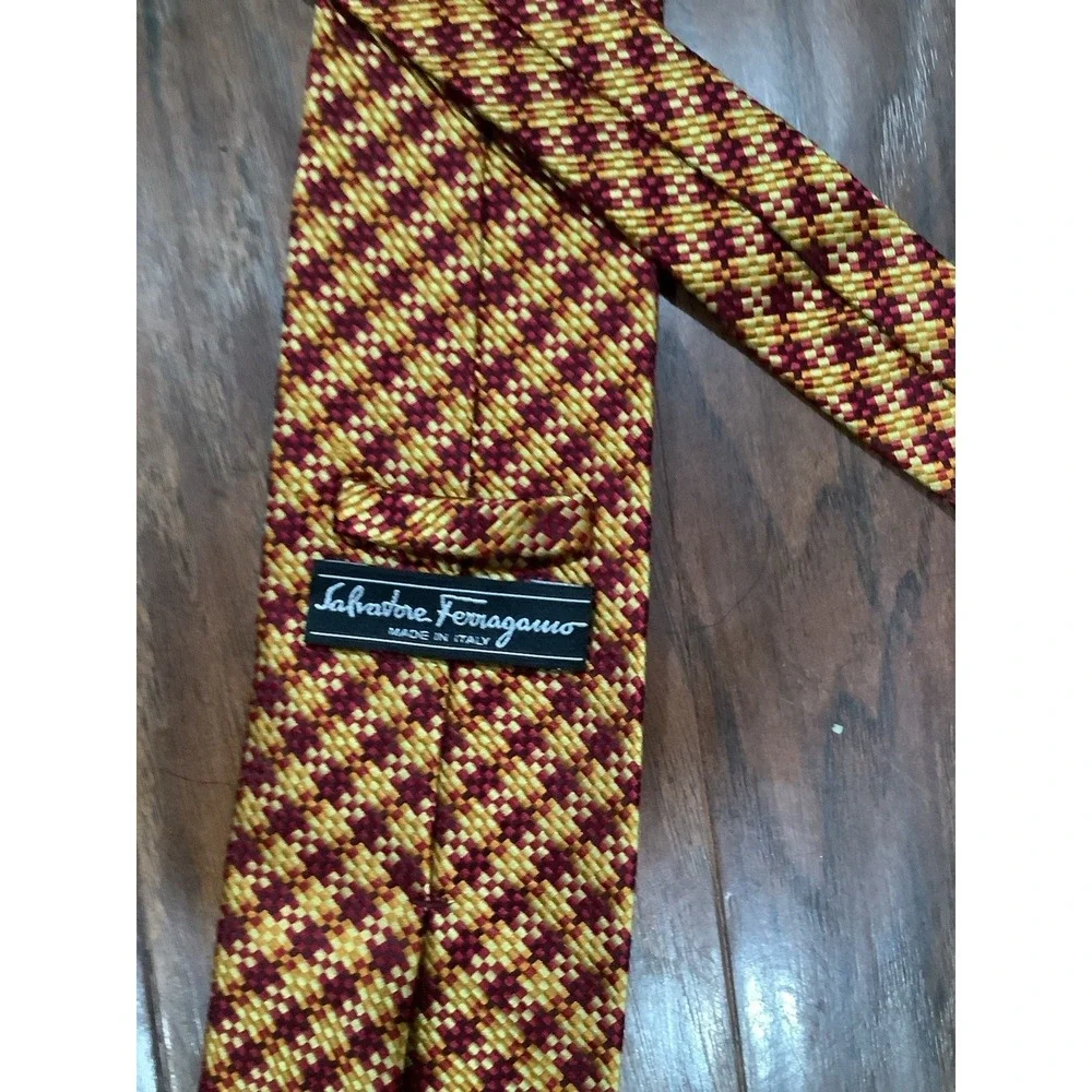 Salvatore Ferragamo Neck Tie Beautiful 100%Silk Made in Italy